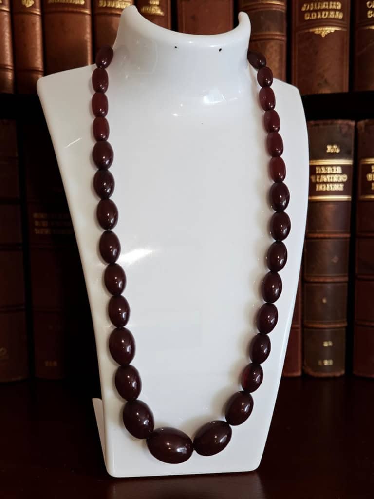 bakelite_necklace_vintage_marblesed_cherry_red_necklace