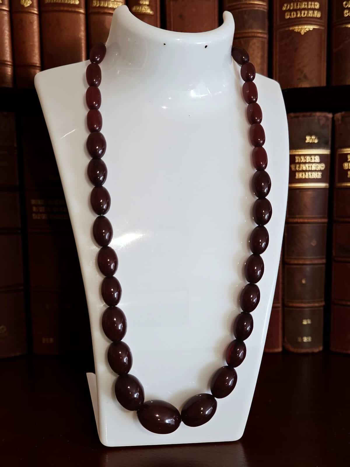 bakelite_necklace_vintage_marblesed_cherry_red_necklace